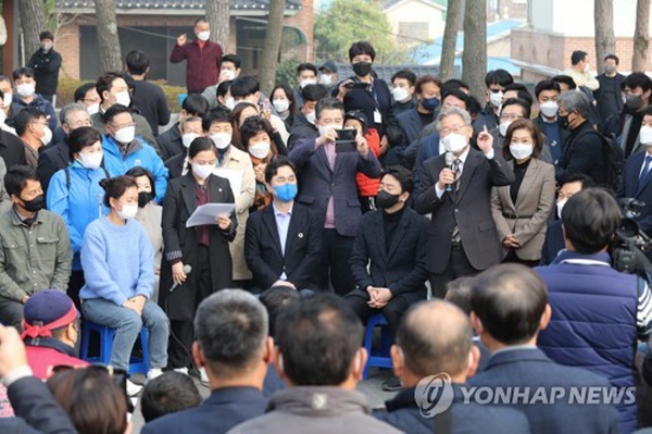 이재명 더불어민주당 대선후보가 '유명무실'하다는 비판까지 듣고 있는 선거대책위원회(선대위)에 대한 대대적인 개편을 언급하자, 당내에서도 응답하는 반응이 이어지고 있다. 의원들 스스로가 선대위 '직함'이라는 감투 따위에 집착하지 말고, 여의도 국회를 벗어나 현장 속으로 뛰어들어가자는 것이다. 이재명 후보가 20일 보령화력발전소 주민들과의 타운홀미팅에서 발언하는 모습. 사진=연합뉴스