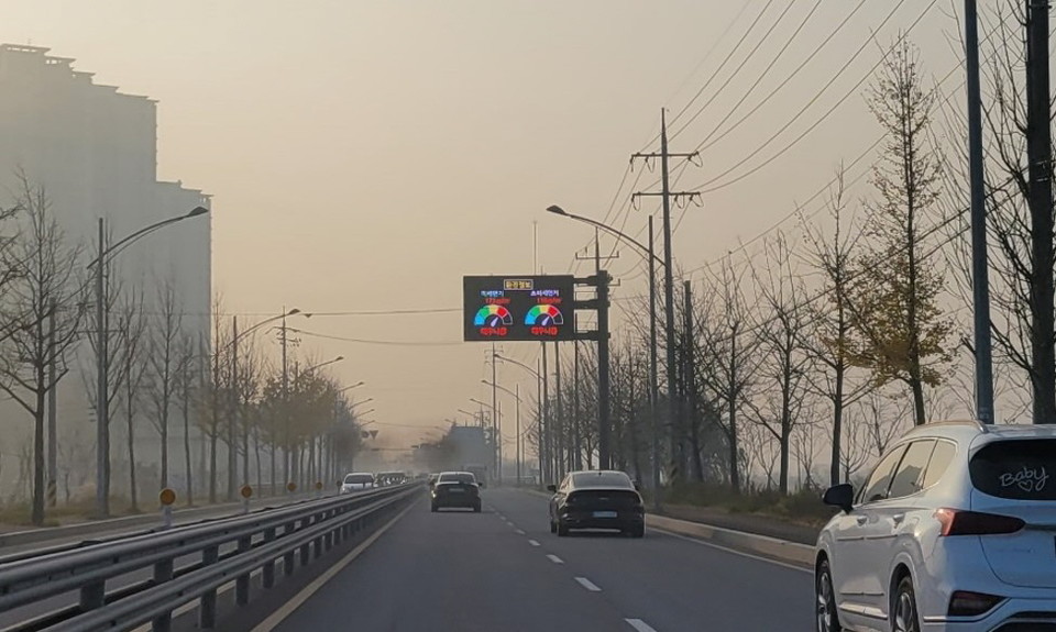 아산시 곡교천로 도로 전광판에 미세먼지 농도가 ‘매우나쁨’을 나타내고 있다(사진=아산시).