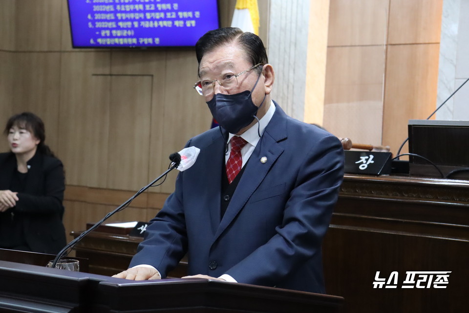 김석환 홍성군수는 22일 홍성군의회 본회의장에서 열린 제282회 2차 정례회에서 군정연설을 통해 올해 군정성과와 내년도 군정운영의 방향을 제시했다.(사진=박성민기자)