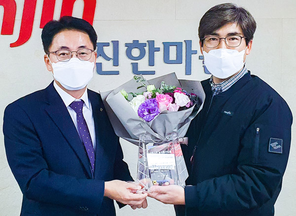 NH농협은행 이석용 서울영업본부 본부장(왼쪽)과 선진한마을 김영만 대표(오른쪽)가 현판식 뒤 기념촬영을 하고 있다. (사진=NH농협은행)