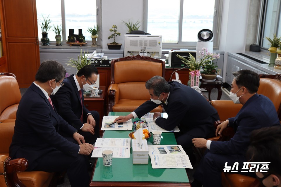 김동일 보령시장은 22일 국회를 방문해 김태흠 농해수위원장, 이종배 예산결산특별위원장, 이만희 예결위 간사와 만나 내년도 국비 확보를 건의했다.(사진= 보령시)