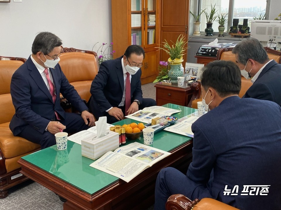 노박래 충남 서천군수는 2022년 국비 예산 확보를 위해 22일 국회를 방문, 주요 현안사업의 예산 반영을 건의했다.(사진= 서천군)