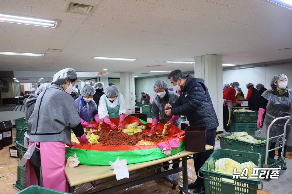 충남 보령시가 김장이 어려운 가정에 김치를 지원하기 위해 ‘사랑 나눔 김치은행’을 연중 운영 한다.(사진= 보령시)