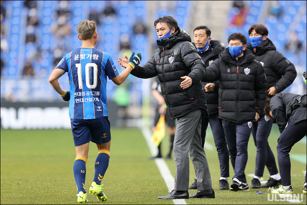 홍명보 감독의 울산현대축구단은 초반 기세가 좋았지만 아시아챔피언스리그, FA컵 실패 이후에는 리그 우승만 남았다. 이제 2게임, 홍 감독이 울산의 만년 준우승의 한을 풀려면 축구단에 강한 동기부여와 지도력을 발휘해야 한다. (사진제공 = 울산현대축구단)