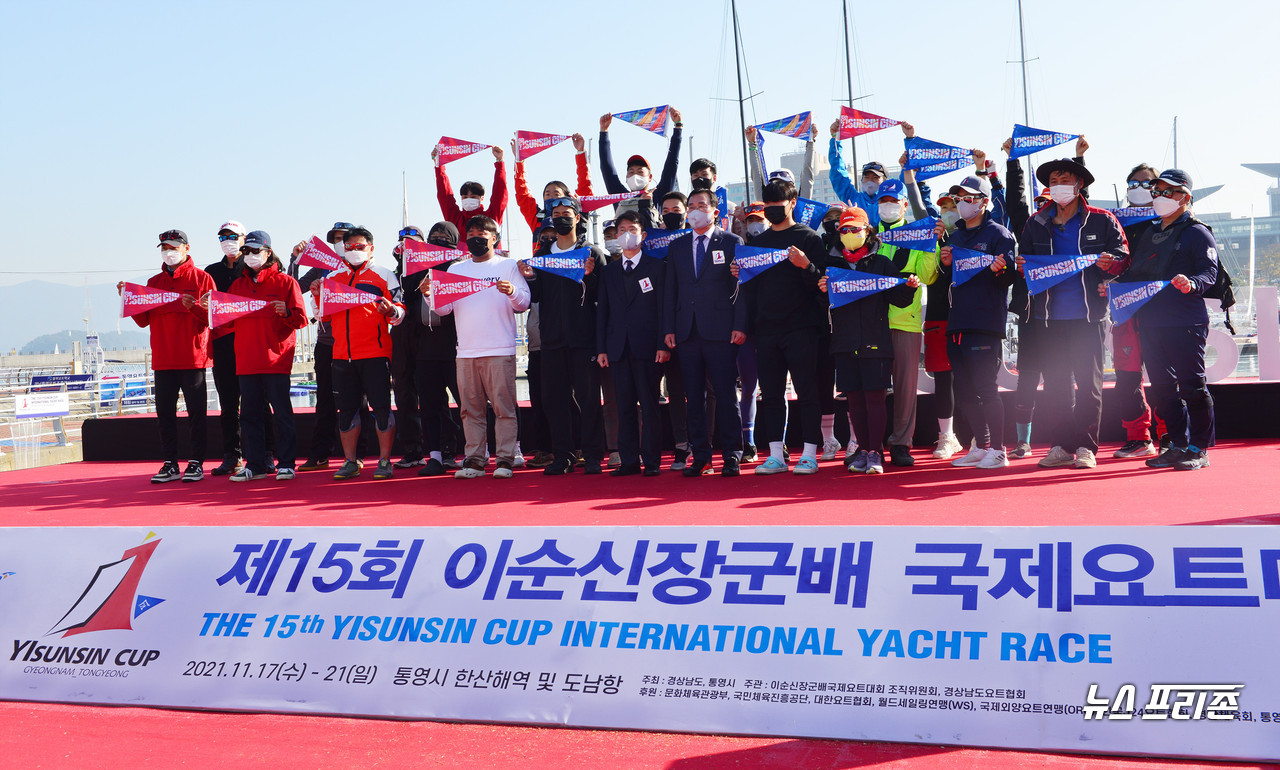 각  요트 대표인 서키퍼들에게 기념품과 페난트 증정식