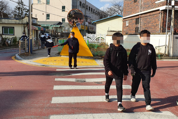 어린이보호구역에 설치된 옐로카펫/Ⓒ영주시