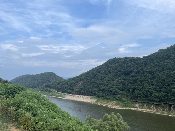 연천군(군수 김광철)은 접경지역 지원 특별법에 따라 추진한 한탄강 주상절리길 3.8㎞(고능리 세월교~남계리 도감포) 구간의 조성공사를 완료했다고 23일 밝혔다. 사진제공=연천군청