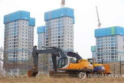 국토교통부는 건설현장 채용질서·장비임대 불공정계약 신고센터를 운영한다.  사진은  경기도 고양시의 한 아파트 건설현장. 연합뉴스