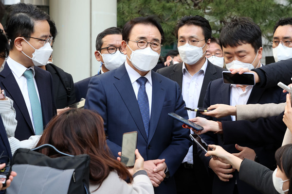 22일 오후 서울 서초구 서울고등법원에서 열린 항소심 선고 공판을 마친 뒤 기자들의 질문을 받고 있는 신한금융지주 조용병 회장 (사진=연합뉴스)