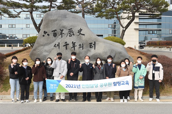 양주시(시장 이성호)는 지난 23일 시 소속 민원담당 공무원 12명을 대상으로 힐링교육을 실시했다고 24일 밝혔다. 사진제공=양주시청