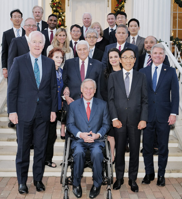 첫 줄 왼쪽부터 존 코닌 상원의원, 텍사스 그랙 애벗 주지사, 삼성전자 김기남 부회장, 브랜트 라이델 테일러시장(존 코닌 상원의원 뒤), 존 카터 하원의원(그랙 애벗 주지사 뒤), 마이클 맥컬 하원의원(김기남 부회장 오른쪽), 삼성전자 최시영 파운드리사업부장 사장(존 카터 하원의원 뒤), 빌 그라벨 윌리엄슨카운티장(최시영 사장 오른쪽) (사진=삼성전자)