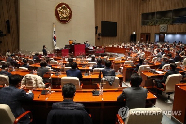 더불어민주당이 21일 의원총회에서 이재명 대선후보에게 선대위 쇄신 및 재구성 관련 권한을 위임하기로 했다. 다만 일부 민주당 의원들은 여전히 안이한 생각으로 가득차 있다는 지적이 제기됐다. 사진=연합뉴스