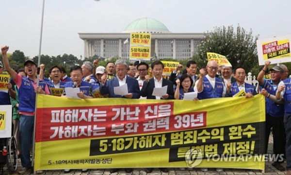 전두환 정권 피해자들은 ‘전두환 등 신군부 부정축재 환수특별법’ 제정을 요구하겠다고 밝혔다. 해당 법안은 20대 국회인 2019년 12월 천정배 당시 의원이 대표발의했으나, 회기 종료와 함께 자동폐기된 바 있다. 사진=연합뉴스