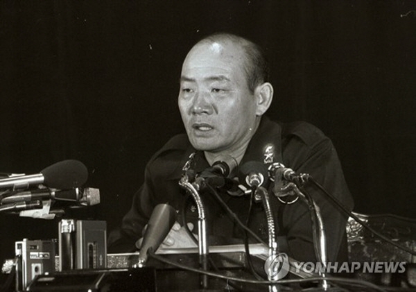 끔찍한 '인권 말살'로 악명 높았던 전두환 정권으로부터 피해입은 이들은 셀 수도 없을 정도로 많다. 전두환씨의 악행은 광주에서 무고한 시민들을 대거 유혈학살한 것뿐만 아니라, 삼청교육대나 간첩조작 그리고 민주화·노동운동 탄압 등 사례를 일일이 나열하기 힘들 정도로 많다. 사진=연합뉴스