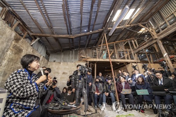 손혜원 전 의원이 전남 목포시 구도심에 나전칠기 박물관 건립용으로 구입한 부동산(일제 감정기 적산가옥)을 두고 지난 2019년 초 언론들은 손혜원 전 의원을 대대적인 '투기꾼'이라도 되는 듯이 몰아갔다. 지난 2019년 1월 목포 현장에서 기자회견하는 손혜원 전 의원의 모습. 사진=연합뉴스