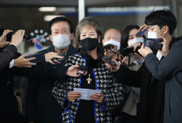 목포시의 '도시재생 사업 계획'을 미리 파악하고 차명으로 부동산을 매입한 혐의를 받는 손혜원 전 의원이 25일 오후 서울남부지법에서 열린 항소심 선고공판을 마치고 나와 발언하고 있다. 연합뉴스