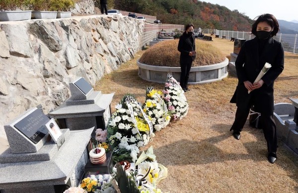 이재명 민주당 대선후보 부인 김혜경씨가 24일 전남 여수시 소라면 예다원을 찾아 현장실습 중 숨진 홍정운군의 49재에 참석해 유족을 위로했다. 연합뉴스