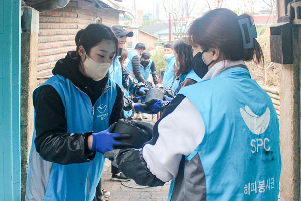 강원도 원주시 명륜동에서 SPC그룹 임직원들과 파리바게뜨 가맹점주들이 연탄나눔 봉사활동에 참여하고 있다.(사진=SPC그룹)