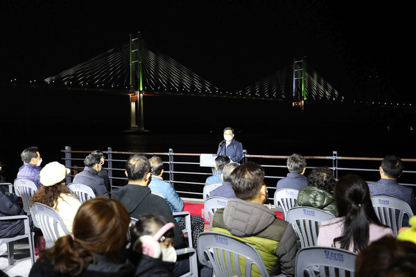 개구리섬 앞 광장에서 열린 '섬과 빛의 향연' 점등식 창원시