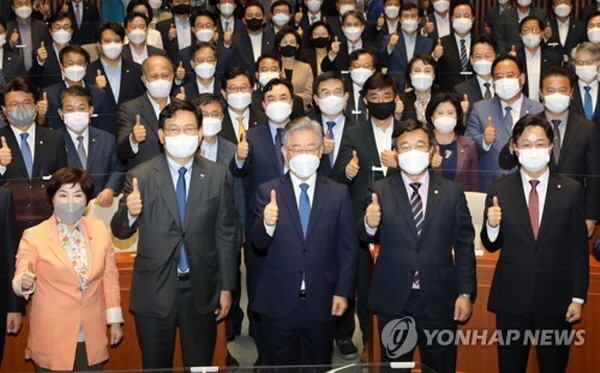 최배근 교수는 민주당 의원들을 향해 "국회의원이 되면 자신이 마치 특별한 존재가 된 듯한 착각에 빠진 분들이 있으시다면 제발 정치에 처음 발을 들여놓을 때의 자신을 돌아보라"고 일갈했다. 사진=연합뉴