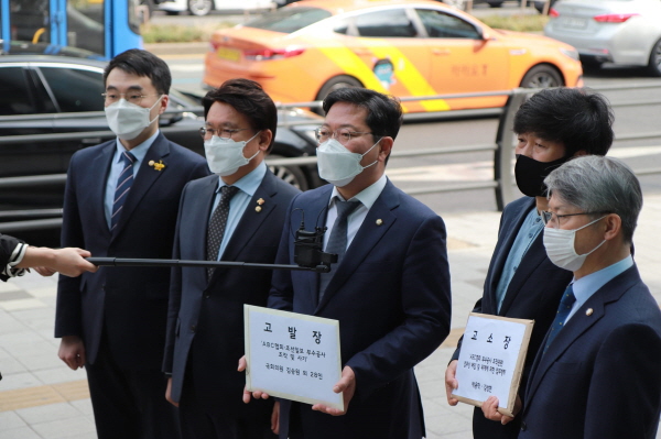 지난 3월 더불어민주당-열린민주당 의원 30여명은 경찰청 국가수사본부에 '조선일보'와 ABC협회를 국가보조금법 위반, 사기죄 등의 혐의로 고발했다. 이들은 “조선일보는 매년 수억원의 신문유통 보조금을 지급받았고 100만부가 넘는 조작된 유가 부수로 100억원에 가까운 정부 광고비를 수령했다”며 고발 이유를 설명했다. 사진=김승원 의원 페이스북