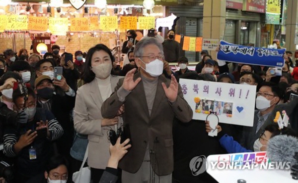 이재명 더불어민주당 대선후보가 자신을 수년째 음해하고 있는 소위 '똥파리'라고 호칭되는 특정세력에 대한 반응을 내놓았다. 그는 "공론의 장에 들어와서 의견을 자유롭게 표명하는 건 허용하지만, 행패를 부리는 것까지 허용하는 것은 자유가 아닌 방임"이라고 강조했다. 사진=연합뉴스