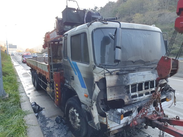 27일 오후 3시 15분쯤 충남 서산시 해미면 인근 서해안고속도로 상행선 서울방향 해미IC 부근을 지난던 14t 크레인 카고트럭에서 불이 나 25분만에 꺼졌다.(사진=서산소방서)