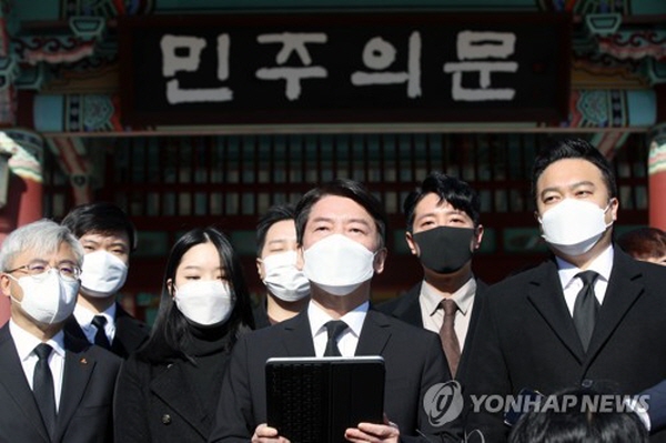 안철수 국민의당 대선후보는 “앞으로도 전두환이라는 이름 석자에 분노만 하며 살 수 없다”면서 “용서와 화해, 국민 통합과 역사 발전, 그 중심에 광주가 있어야 한다”고 강조했다. 즉 가해자가 사과하지 않았음에도 피해자에게 용서를 요청한 셈이다. 사진=연합뉴스