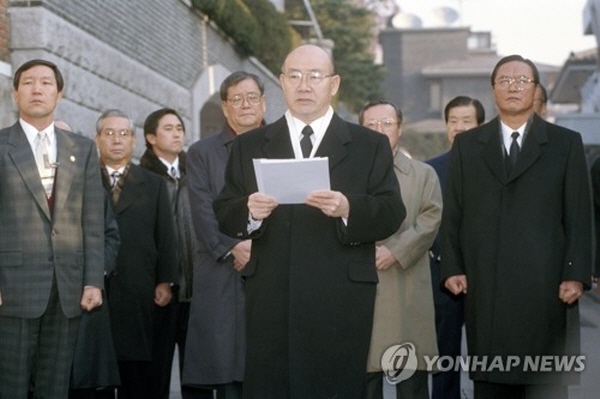 '학살자' 전두환씨는 지금껏 사죄는커녕 망언만 하다 떠났으며, 그의 가족과 측근 누구도 광주 유혈학살이나 정권의 수많은 피해자들에게 사죄하지 않았다는 점이다. 지난 95년 검찰의 소환 방침에 자신의 집 앞에서 '골목 성명'을 발표하며 반발하던 전두환씨의 모습. 사진=연합뉴스