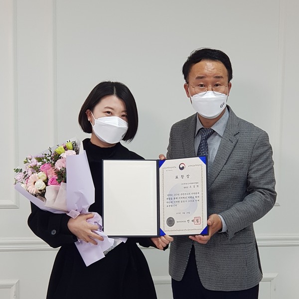 조경희 (사)한국O2O미래비전협회 협회장(왼쪽)과 박성호 행안부 지방자치분권실장이 '2021실패박람회 성과공유회' 지역혁신 행정안전부 장관 표창 수여 기념촬영을 하고 있다.