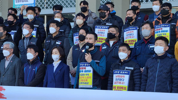 남해화학비정규직지회가 29일 여수시청 앞에서 기자회견을 열고 남해화학이 사내하청 비정규직 35명 집단해고를 즉시 철회하고 생존권을 보장할 것을 촉구하고 있다