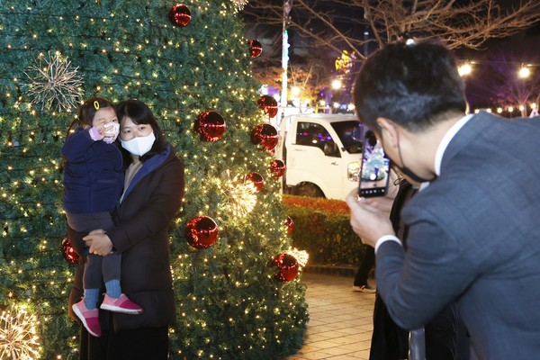 [경남=뉴스프리존] 박유제 기자= 코로나19 확진자가 속속 발생하고 있지만, 내달 25일 성탄절을 앞두고 크리스마스트리를 즐기려는 사람들의 표정은 즐겁기만 하다.고성군은 고성읍 동외광장에서 '꿈이 이루어지는 고성'을 주제로 제5회 크리스마스트리문화 축제를 개최한다. 고성군 기독교연합회가 주관하는 이 축제를 위해 설치된 크리스마스트리는 내년 2월 25일까지 코로나19 종식을 기원하는 불을 밝힌다.