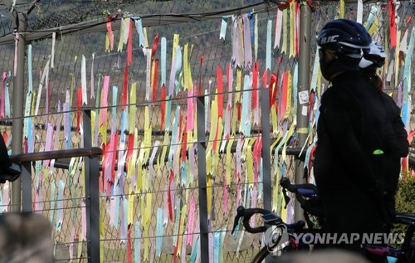 중국도 '종전선언'에 합류하겠다는 의사를 밝힌 것은 한반도 평화 문제에 있어 분명 한 발 나아간 것으로 해석된다. 사진은 임진각 철조망에 걸린 통일 염원 리본의 모습. 사진=연합뉴스