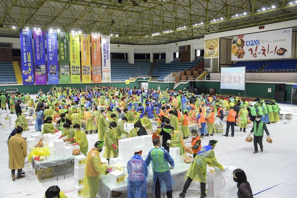 순천 팔마실내체육관 내에서 김장릴레이에 동참, 김장김치를 담그고 있는 자원봉사자들