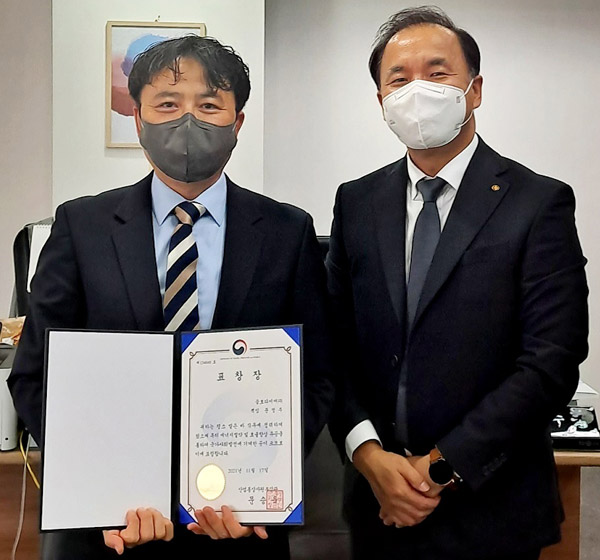 금호타이어 전략혁신팀 문정주 책임(왼쪽)이 한국에너지대상 산업통상자원부장관 표창을 수상한 후 한국에너지공단 김진수 서울지역본부장과 기념촬영을 하고 있다. (사진=금호타이어)