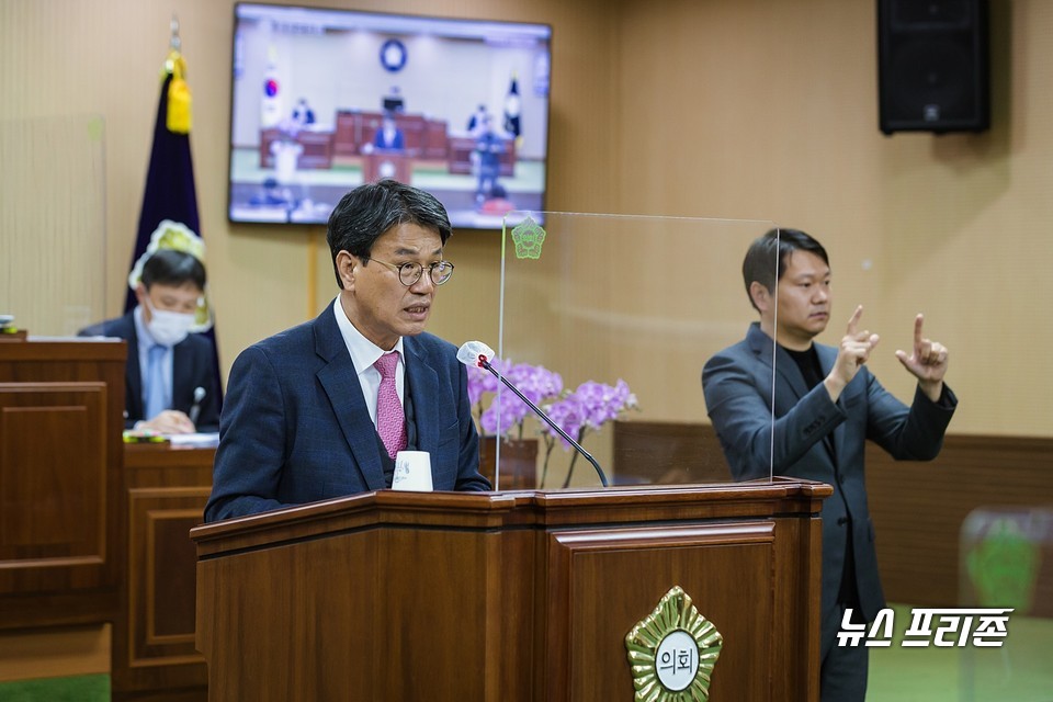 30일 김돈곤 충남 청양군수가 2022년도 예산안을 심의할 청양군의회 본회의에 출석해 군민 행복 중심의 내년도 군정 운영 방향을 제시했다.(사진= 청양군)