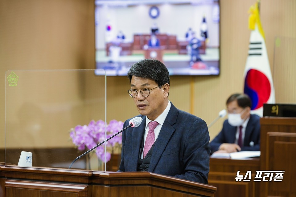 30일 김돈곤 충남 청양군수가 2022년도 예산안을 심의할 청양군의회 본회의에 출석해 군민 행복 중심의 내년도 군정 운영 방향을 제시했다.(사진= 청양군)