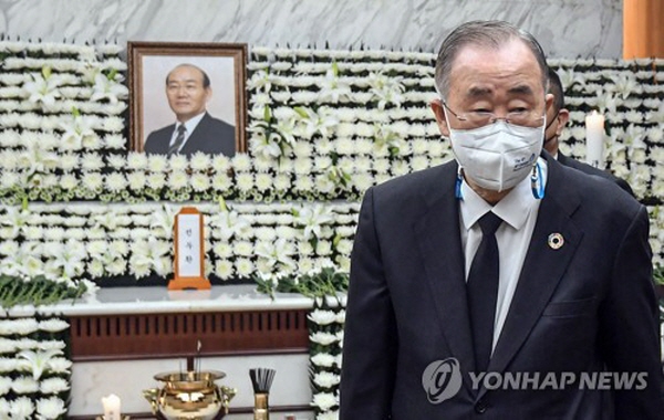 반기문 전 총장은 최근 전두환씨 사망 당시 그의 빈소를 조문하기도 해 논란이 있었다. 세계평화를 주도하는 위치에 10년동안 있던 인사가 자국민을 대량 학살한 자를 조문하는 것이 말이 되는지에 대한 논란까지 일었던 것이다. 사진=연합뉴스