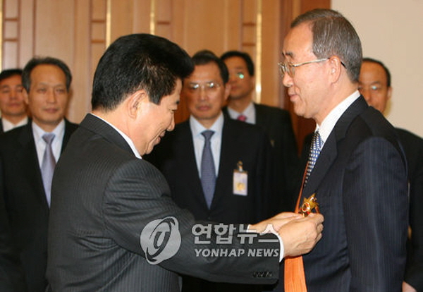 실제 반기문 전 총장이 유엔사무총장 자리에 오를 수 있었던 건, 그의 능력이라기보다는 그를 외교통상부 장관으로 기용했던 노무현 전 대통령이 전격적으로 공을 들인 덕이었다. 사진=연합뉴스