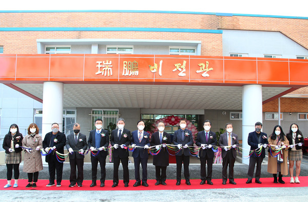 서대전여자고등학교(교장 박범철)가 1일 서붕(瑞鵬)비전관을 개관했다. 사진은 설동호 대전시교육감과 학교법인장훈학원 박세철 이사장, 이광복 대전시의원, 김동성 대전시서구의원, 자매학교인 장훈고등학교장, 대전예술고등학교장, 총동창회장, 학교운영위원장 등이 참석해 진행된 개관식 모습.(사진=대전시교육청)