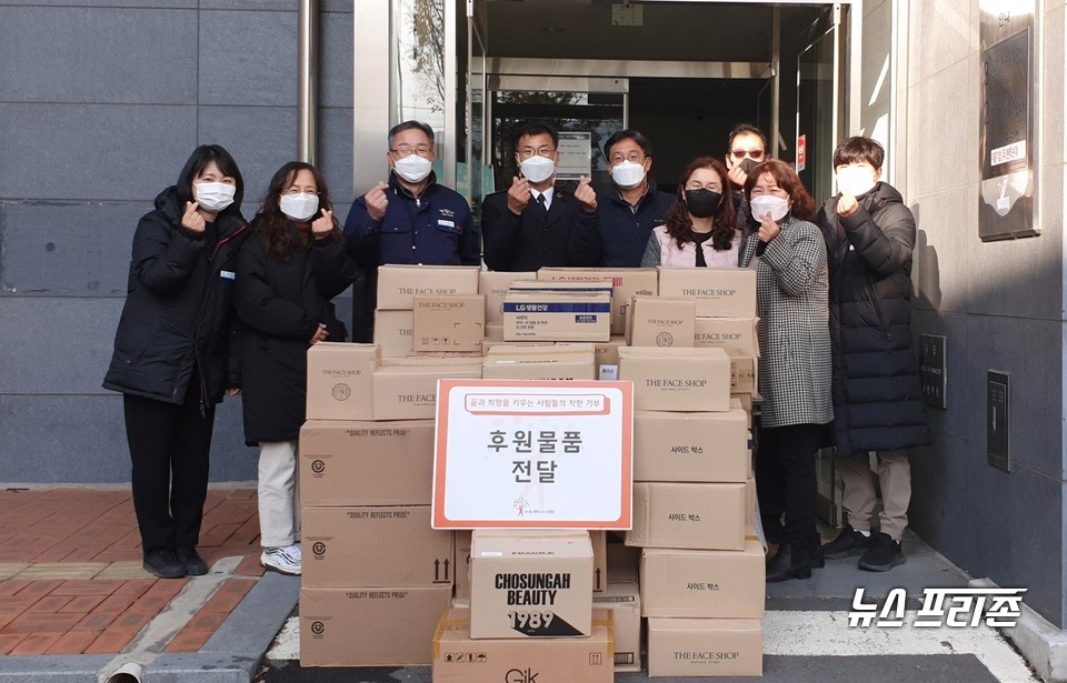 충남 보령시 남포면 자율방범대(대장 이대형)는 2일 보령지역자활센터를 방문하고 생필품을 후원했다.(사진= 남포면)