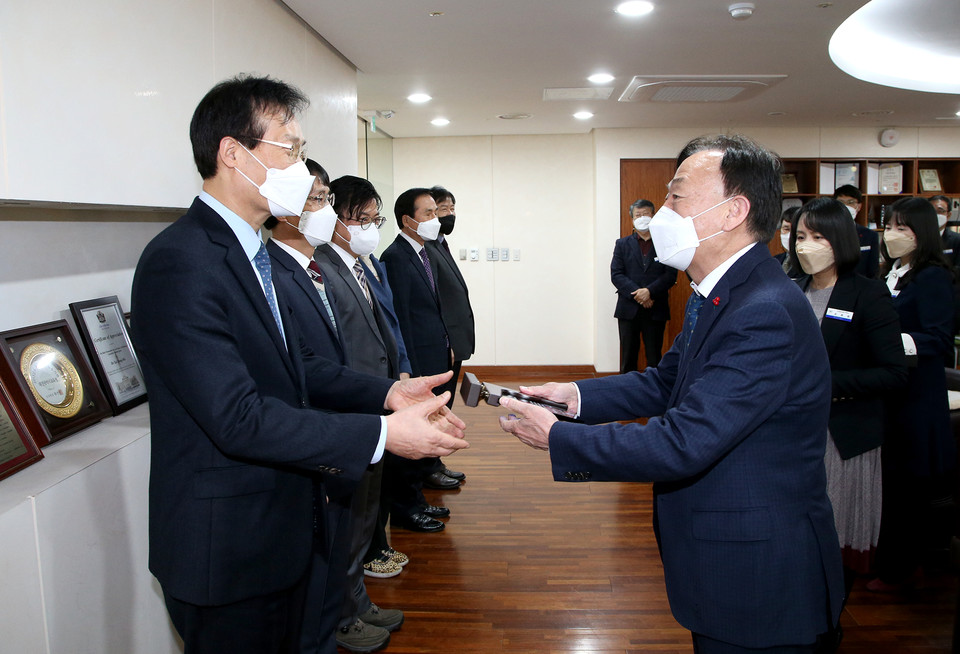 설동호 대전시교육감이 2일 '2021 블렌디드 러닝 수업 사례 공모전'에서 선정된 학교를 대상으로 표창패를 수여하고 있다.(사진=대전시교육청)