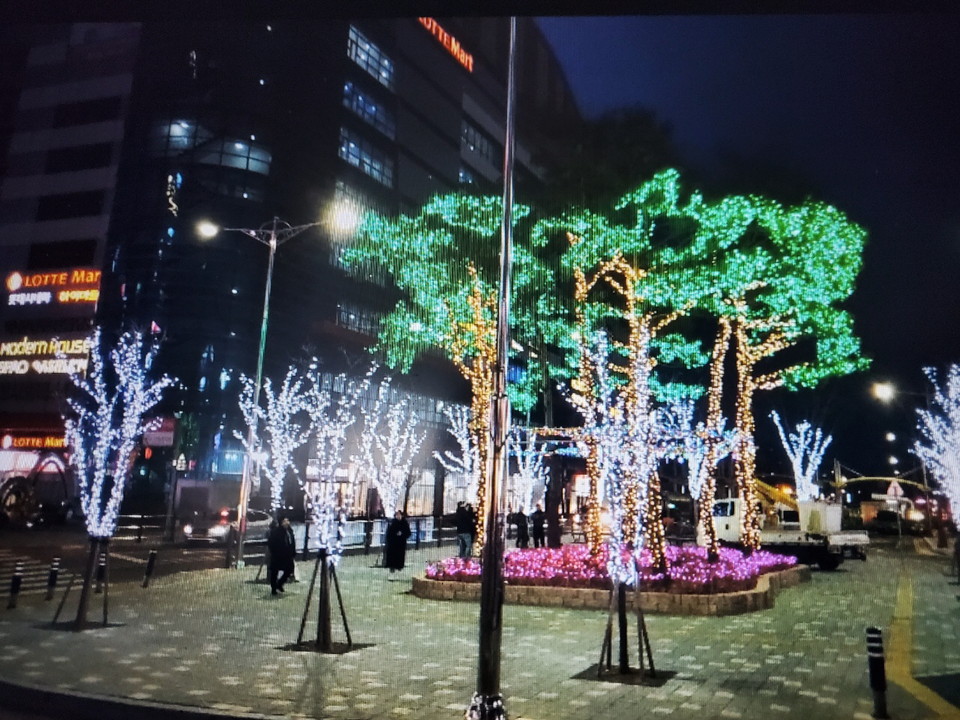 아산터미널 앞 경관조명(사진=아산시).