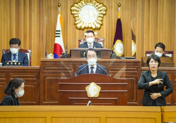 김종식 전남 목포시장이 목포시의회 정례회의에서 내년도 시정운영 방향을 밝히고 있다.