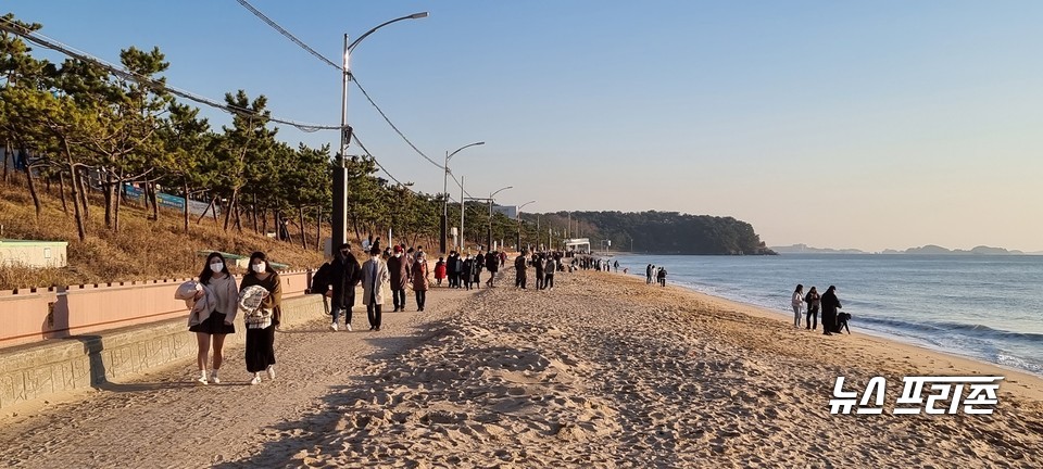 4일 12월 첫째주 주말을 맞아 충남 보령시 대천해수욕장에 5만5천여 명의 관광객들로 붐볐다.(이진영 기자)