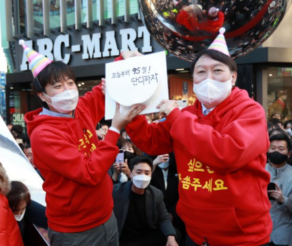 이준석 대표와 윤석열 대선후보가 꼬깔모자를 쓰고  '이제부터 95일, 단디하자'라고 적힌 A4 종이를 들고 필승을 다짐하고 있다.(사진=연합뉴스)