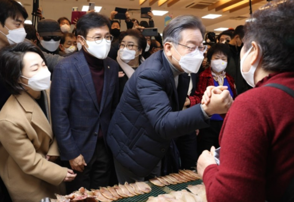 이재명 민주당 대선 후보는 4일 전북 군산 공설시장을 찾았다. 시장에서 고구마를 사고 있는 이재명 후보.(사진=민주당)
