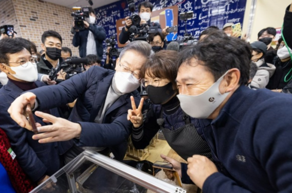 시장 상인들과 사진을 찍고 있는 이재명 후보(사진=민주당)