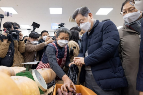 전북 군산 공설시장에서 고구마를 사고 있는 이재명 후보(사진=민주당)