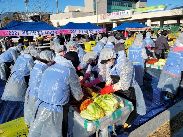 (사)인천시자원봉사센터의 ‘2021 이웃사랑 김장 나눔 자원봉사활동’ 모습. (사진제공=인천시자원봉사센터)